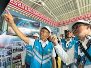Direktur Distribusi PLN Adi Priyanto (kiri) dan Senior Manager Transmisi dan Distribusi PLN Unit Induk Wilayah NTB, Moh Eryan Saputra saat memonitor kondisi kelistrikan gelaran MotoGP di Sirkuit Mandalika, Lombok Tengah, NTB.