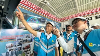 Direktur Distribusi PLN Adi Priyanto (kiri) dan Senior Manager Transmisi dan Distribusi PLN Unit Induk Wilayah NTB, Moh Eryan Saputra saat memonitor kondisi kelistrikan gelaran MotoGP di Sirkuit Mandalika, Lombok Tengah, NTB.